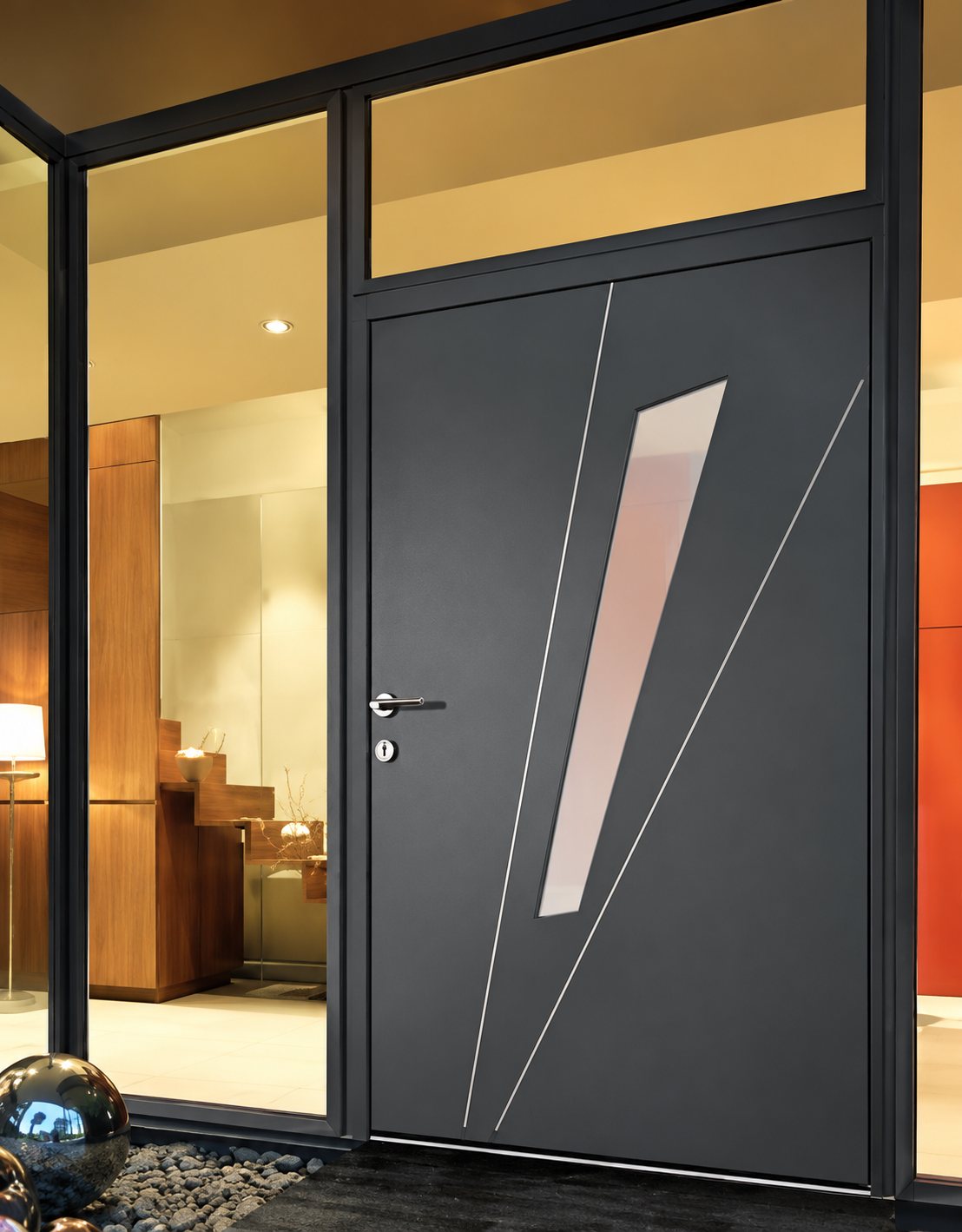 Porte d'entrée contemporaine gris anthracite à fine bande vitrée oblique, encadrée de panneaux vitrés laissant voir un intérieur chaleureux.